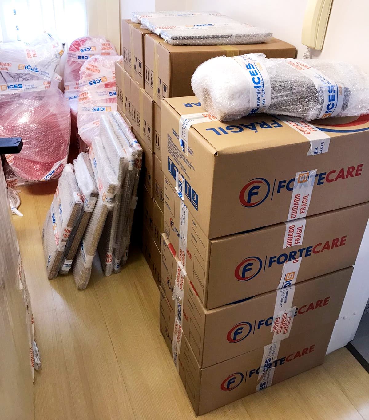 Caixas organizadas durante a mudança.