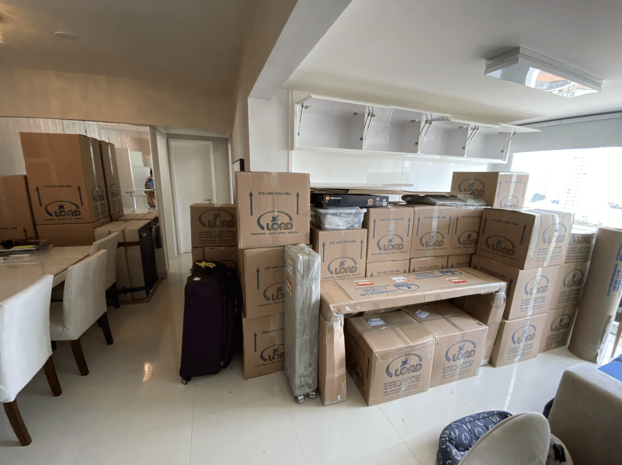 Ambiente com caixas prontas para transporte.